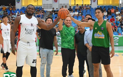 <p><strong>OPENING DAY.</strong> Quezon 2nd District Rep. Jayjay Suarez leads the ceremonial toss with Siomai King's Landry Sanjo and Antipolo's Jemuel Lacsamana to signal the start of the PSL D2 Super Cup on Friday at the Tiaong Convention Center. Siomai King won, 119-76. (<em>Photo courtesy of PSL)</em></p>