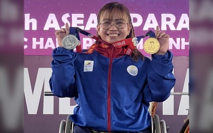 <p><strong>FINALLY.</strong> Powerlifter Marydol Pamati-an of Tagana-an, Surigao del Norte province shows the gold (total lift) and silver (best lift) medals she won in the women's 41kg category of the 12th ASEAN Para Games powerlifting competition at the National Paralympic Committee of Cambodia Hall in Phnom Penh, Cambodia on Sunday (June 4, 2023). She has won three bronze medals in previous editions of the Games.<em> (PNA photo by Jean Malanum)</em></p>
