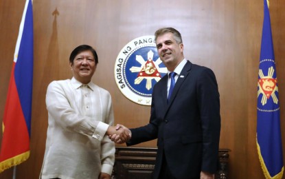 <p><strong>WELCOME TO PH.</strong> President Ferdinand R. Marcos Jr. welcomes Israeli Foreign Minister Eli Cohen at Malacañan Palace in Manila on Monday (June 5, 2023). Cohen is the first Israeli foreign minister to visit the Philippines since 1967. <em>(PNA photo by Joey O. Razon)</em></p>