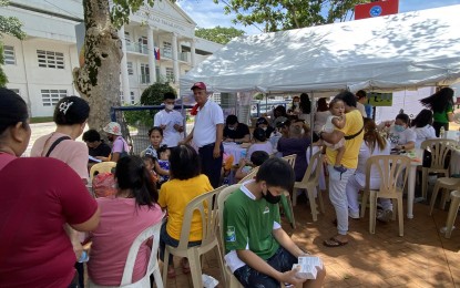 <p><strong>FREE CHECKUP.</strong> Residents of Sorsogon City and the nearby town of Castilla avail of free medical checkup, which was among the services offered during the 'Serbisyo Caravan' at the capitol grounds on Monday (June 5, 2023). The caravan is part of the pre-SONA events that aim to bring essential government services directly to the grassroots. <em>(PNA photo by Connie Calipay)</em></p>