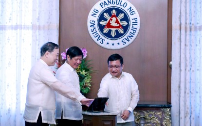 <p><strong>E-GOV APP.</strong> President Ferdinand R. Marcos Jr. (middle) and Department of Information and Communications Technology Secretary Ivan John Uy (left) launch the eGov PH Super App that offers convenience to Filipino citizens by integrating all government online services in one platform on June 2, 2023 at the President’s Hall in Malacañan Palace. Marcos' marching order was to “accelerate the buildup of digital infrastructure in the country," that through information and communications technology, Filipinos have a better and efficient government that is easier to transact with. <em>(PNA photo by Joey O. Razon)</em></p>