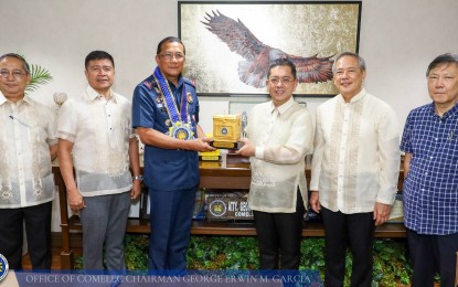 <p><strong>BSKE MEASURES</strong>. Commission on Elections chairperson George Erwin Garcia (middle right) meets Philippine National Police chief, Gen. Benjamin Acorda Jr. (middle left) during the latter's courtesy call on Monday (June 5, 2023). Garcia said they have discussed measures for the upcoming Barangay and Sangguniang Kabataan Elections (BSKE) in October. <em>(Photo courtesy of Comelec)</em></p>