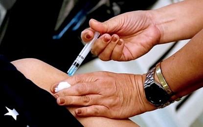 <p>A healthcare worker administers a Covid-19 vaccine.<em> (PNA photo by Joan Bondoc)         </em></p>