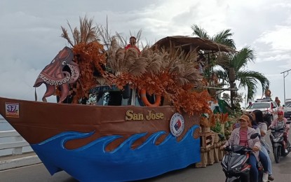 <p><strong>WINNER.</strong> The float of San Jose town in Northern Samar during the parade in Catarman town. The town bagged first place for the best float competition during the kick-off ceremony of the first-ever Ibábao Festival in Northern Samar province. <em>(PNA photo by Roel Amazona)</em></p>