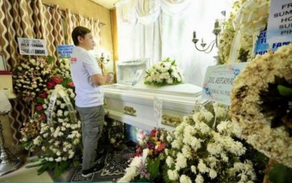<p><strong>RESPECT, SYMPATHY.</strong> Vice President Sara Duterte visits the wake of slain teacher Joel Reformado in Pikit, North Cotabato, on Sunday (June 5, 2023). She appealed to the police for the speedy resolution of Reformado’s murder and other shooting incidents in the town. <em>(Photos courtesy of VP Sara's Facebook Page)</em></p>