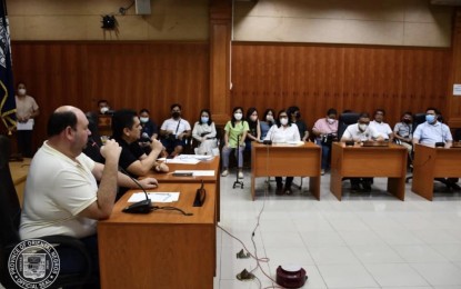 <p><strong>PRIORITIZING HEALTH SERVICES.</strong> Negros Oriental Governor Manuel "Chaco" Sagarbarria meets with provincial government doctors at the Sangguniang Panlalawigan Session Hall in Dumaguete City on Tuesday (June 6, 2023). The governor, who assumed the post last May 31 following the death of Gov. Carlo Jorge Joan Reyes, said his administration will prioritize the health sector. <em>(Photo courtesy of Capitol PIO)</em></p>