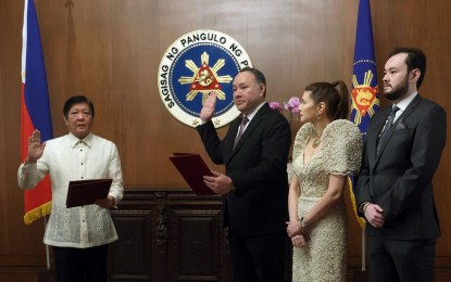 <p><strong>OATH-TAKING.</strong> President Ferdinand R. Marcos Jr. on Tuesday (June 6, 2023) administers the oath-taking of newly-appointed Defense Secretary Gilbert Teodoro at Malacañan Palace in Manila. Teodoro was also Defense secretary during the administration of former Pres. Gloria Macapagal-Arroyo. <em>(Photo courtesy of Presidential Photojournalists Association)</em></p>