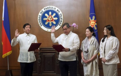 <p><strong>NEW DOH CHIEF.</strong> President Ferdinand R. Marcos Jr. administers the oath of office of Teodoro Herbosa as secretary of the Department of Health on Tuesday. Herbosa said his administration would focus on the exit plan of the coronavirus disease 2019 (Covid-19) pandemic and strategies to improve the situation of human immunodeficiency virus (HIV) and tuberculosis (TB) cases in the country. <em>(PNA photo)</em></p>