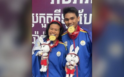 <p><strong>TRIUMPHANT</strong>. Gold winners Ariel Joseph Alegarbes (left) and Angel Mae Otom show their 12th ASEAN Para Games mascots and medals during the awarding ceremony for the swimming competition at the Morodok Aquatics Center in Phnom Penh, Cambodia on Tuesday (June 6, 2023). Algabres and Otom have won two swimming golds each. <em>(Media pool photo)</em></p>