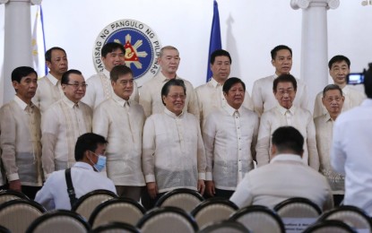 <p><strong>OATH-TAKING.</strong> President Ferdinand R. Marcos Jr. poses for a photo opportunity with the new set of officers of the Federation of Filipino-Chinese Chambers of Commerce & Industry, Inc. who took their oath at the Kalayaan Hall in Malacañan Palace in Manila City Wednesday (June 7, 2023). The government is doing its best to improve the business climate in the Philippines, Marcos assured the group of Filipino-Chinese business leaders. <em>(PNA photo by Joey O. Razon)</em></p>