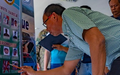 <p><strong>SOLVING MALNUTRITION</strong>. Cagayan Governor Manuel Mamba vows to end malnutrition problems in the province on Tuesday (June 7, 2023). He said one of the measures the provincial government is implementing is the "MagSAKAbataan" project which focuses on vegetable gardening. <em>(Photo courtesy of Cagayan PIO)</em></p>