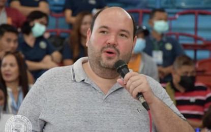 <div><strong>UNITY.</strong> Newly-installed Negros Oriental Gov. Manuel "Chaco" Sagarbarria speaks to provincial government employees during the regular flag-raising ceremony on Monday (June 5, 2023). The governor said he is personally against the postponement of the barangay and SK elections as he pushes for unity in Negros Oriental. <em>(Photo courtesy of Capitol PIO)</em></div>