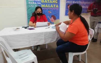 <p><strong>ASSISTANCE.</strong> Maribel Ogatis receives the PHP3,000 educational assistance on behalf of her daughter during the distribution of aid under the Strategic Helpdesk for Information, Education, Livelihood and Other Developmental Interventions against Child Labor (SHIELD) program in San Jose de Buenavista town, Antique province on Wednesday (June 7, 2023). A total of 100 child laborers received assistance of PHP3,000 each. (<em>PNA photo by Annabel Consuelo J. Petinglay</em>)</p>