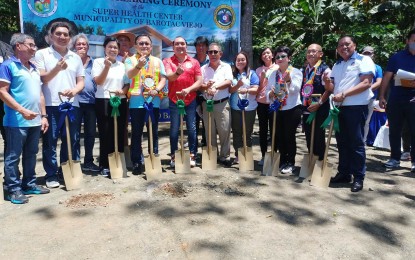 <p><strong>SUPER HEALTH CENTER</strong>. Senator Christopher Lawrence “Bong” Go (fifth from left) leads the capsule-laying and groundbreaking ceremony for the super health center in Barangay San Juan in Barotac Viejo on Wednesday (June 7, 2023). The super health center is a medium-type poly-clinic, bigger than a rural health unit and smaller when compared to a hospital, Go said in an interview. <em>(PNA photo by PGLena)</em></p>