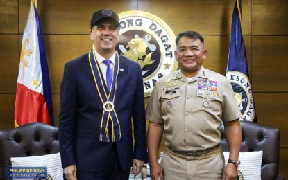 <p>Israeli Foreign Minister Eliyahu Cohen (left) and PN chief Vice Admiral Toribio Adaci Jr. (right)<em> (Photo courtesy of Philippine Navy)</em></p>