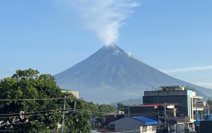 <p><strong>ALERT LEVEL 2.</strong> Mayon Volcano as photographed on Wednesday morning (June 7, 2023). The Department of Social Welfare and Development in Bicol (DSWD-5) and local government units are now preparing for possible response operations after Phivolcs raised the alert level of the volcano from 1 (abnormal) to 2 (increasing unrest). <em>(PNA photo by Connie Calipay)</em></p>