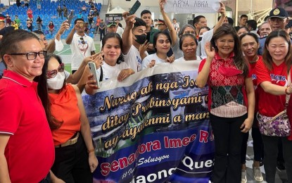 <p><strong>AID TO STUDENTS</strong>: (From left, front row) Tiaong Mayor Vincent Arjay Mea, Quezon Governor Angelina Tan and Senator Imee Marcos lead the distribution of educational assistance to needy students in Quezon province. Some 1,500 youths from five Quezon towns received PHP4,000 each for their school expenses in ceremonies held at the Tiaong Convention Center. <em>(Photo by Belinda Otordoz)</em></p>