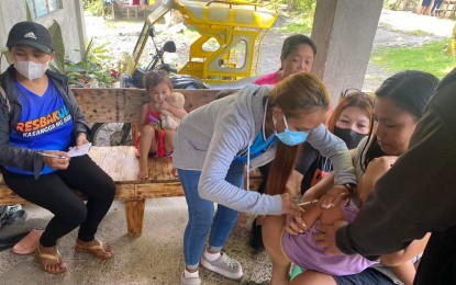 <p><strong>IMMUNIZATION</strong>. Health workers in the municipality of Dueñas in Iloilo province conduct house-to-house vaccination to reach out to children eligible to receive the Measles-Rubella and bivalent Oral Polio Vaccine (MR bOPV) on May 24, 2023. Iloilo province ranked second in terms of regional accomplishment for the MR bOPV Supplemental Immunization Activity as of June 4, according to the regional health office. <em>(Photo courtesy of Iloilo Provincial Health Office FB)</em></p>