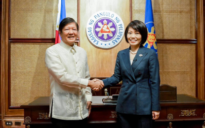 <p><strong>NEW ENVOY</strong>. President Ferdinand R. Marcos Jr. and new Singapore ambassador to the Philippines Constance See Sin Yuan shake hands after she submitted her credentials at Malacañan Palace on Thursday (June 8, 2023). Marcos emphasized the importance of deepening the Philippines-Singapore strong ties, especially in the areas of trade and investment, defense and security, education, and cultural exchanges. <em>(Photo courtesy of PCO FB page)</em></p>