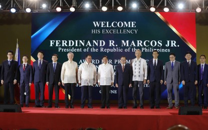 <p><strong>ADVANCING PH-CHINA TIES.</strong> President Ferdinand R. Marcos Jr. poses for a photo with officials of the Association for Philippines-China Understanding at the Award for Promoting Philippines-China Understanding ceremony at The Manila Hotel in the City of Manila on Thursday (June 8, 2023). The award seeks to honor individuals who advanced ties between the neighboring nations. <em>(PNA photo by Joey Razon)</em></p>