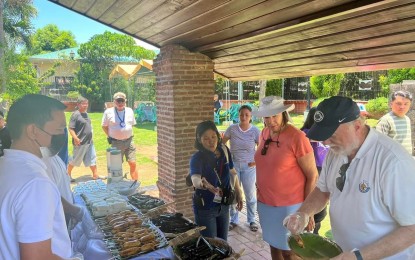 <p><strong>ILOCOS CULINARY.</strong> Cruise passengers get a taste of classic Ilocano foods on Friday (June 9, 2023) as they visited the heritage town of Badoc in Ilocos Norte. A total of  359 out of the 611 passengers aboard the maiden call of MS Insignia availed the Ilocos Sur and Ilocos Norte tour as their cruise ship docked at the Salomague Port in Cabugao, Ilocos Sur. <em>(Photo courtesy of Badoc Tourism)</em></p>
