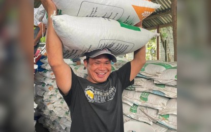 <p><strong>SEED PROGRAM</strong>. A rice farmer from Kabankalan in Negros Occidental receives his certified seeds allocation in this undated photo. The provision of seeds under the Rice Competitiveness Enhancement Fund Seed Program targets to serve over 223,000 palay farmers from 133 local government units in Western Visayas. <em>(Photo courtesy of Krista Dimzon)</em></p>