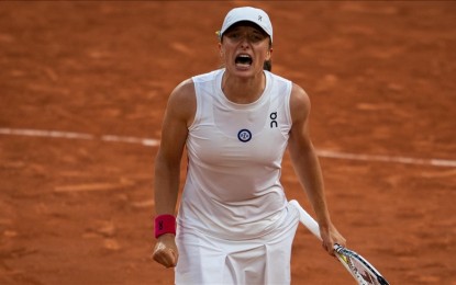 <p><strong>GOING TO THE FINALS.</strong> Iga Swiatek of Poland celebrates winning match point against Beatriz Haddad Maia of Brazil at the Women's Singles Semifinal match on day 12 of the 2023 French Open at Roland Garros Stadium in Paris, France on June 08, 2023. Swiatek will face Czech Republic's Karolina Muchova in the women’s singles final on Saturday (June 10, 2023). <em>(Anadolu)</em></p>