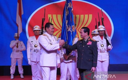 <p><strong>20TH ACDFM. </strong>Indonesian Military Chief Admiral Yudo Margono (left) hands over ACDFM chairmanship ASEAN Chief of Defence Forces Meeting (ACDFM) to the Lao military in Bali on Wednesday (June 7, 2023). The Lao military will host the 21st ACDFM in 2024. <em>(ANTARA FOTO/Nyoman Hendra Wibowo/nz/pri.) </em></p>