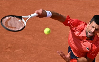 <p><strong>READY FOR FINALS.</strong> Novak Djokovic of Serbia plays against Carlos Alcaraz of Spain during the men's singles semi-final match on Day 13 of the 2023 French Open at Roland Garros Stadium in Paris, France on June 9, 2023. The Serbian superstar will face Norwegian and fourth-seeded Casper Ruud on Sunday. <em>(Anadolu)</em></p>