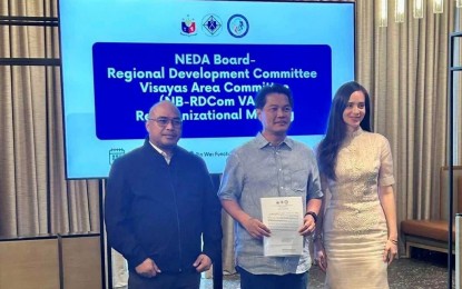 <p><em></em><strong>VISAYAS AREA LEADERS.</strong> Bacolod City Mayor Alfredo Abelardo Benitez (center), chairman of the National Economic Development Authority Board-Regional Development Committee, Visayas Area Committee, with co-chairpersons Bohol Governor Erico Aristotle Aumentado (left) and Ormoc City Mayor Lucy Marie Torres-Gomez. Benitez, who also chairs the Regional Development Council-Western Visayas, was elected to head the Visayas Area Committee during the reorganizational meeting held at Seda Vertis North in Quezon City on June 7, 2023. Top local chief executives in the Visayas are pushing for efforts to jointly promote the region in the areas of trade, tourism and infrastructure.<em> (Photo courtesy of Albee Benitez Facebook page)</em></p>