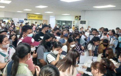 <p><strong>PROSPECTIVE OFWS.</strong> Applicants flock to a mega job fair at the Department of Migrant Workers office in Mandaluyong City on June 12, 2024. Senator Joel Villanueva on Thursday (March 21) called on the government to ensure that government aid and support reach overseas Filipino workers. <em>(PNA photo by Marita Moaje)</em></p>