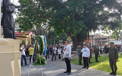 <p><strong>SALUTE.</strong> Department of the Interior and Local Government - Region 7 director Leocadio Trovela, Dumaguete City Mayor Felipe Antonio Remollo, and 11th Infantry Battalion commanding officer Lt. Col. Michael Aquino (from left) pay homage to the country's national hero, Dr. Jose Rizal. They led the 125th Philippine Independence Day rites at Quezon Park in the Negros Oriental capital on Monday (June 12, 2023). <em>(PNA photo by Judy Flores Partlow)</em></p>