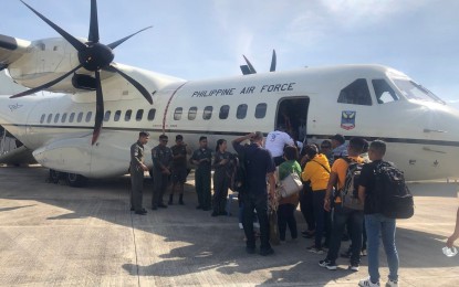 <p><strong>PRELIMINARY INVESTIGATION.</strong> Witnesses in the March 4 Pamplona, Negros Oriental massacre board a Philippine Air Force aircraft at the Dumaguete-Sibulan airport on Monday (June 12, 2023). Some 63 complainants and witnesses in the assassination of Gov. Roel Degamo are attending the preliminary investigation on Tuesday (June 13, 2023) following a notice of hearing from the Department of Justice.<em> (Contributed photo)</em></p>