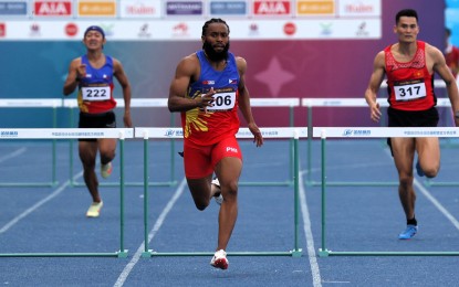 <p><strong>THAILAND BOUND</strong>. Filipino-American Eric Cray (center) rules the 400m hurdles for the sixth straight time in the 32nd Southeast Asian Games in Phnom Penh, Cambodia on May 11, 2023. Cray will join the Asian Championships in Pattaya, Thailand next month.<em> (Contributed photo)</em></p>