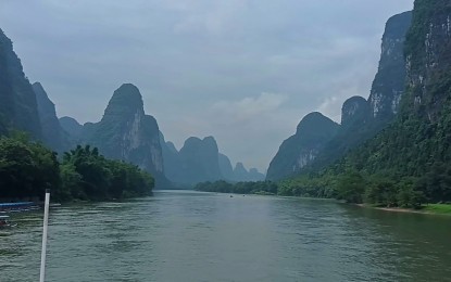 <p><strong>WATER AND MOUNTAINS.</strong> Scenic limestone karst hills greet tourists sailing along Lijiang or the Li River in Guilin City in southern China on Wednesday (June 7, 2023). A designated historical and cultural city, Guilin is associated with the Chinese saying, "By water, by mountains, most lovely, Guilin." <em>(PNA photo by Mark D. Merueñas)</em></p>