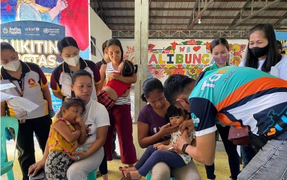 <p><strong>IMMUNIZED</strong>. A health worker vaccinates a child in Victoria, Tarlac against measles, rubella, and oral polio during a supplemental immunization activity in this undated photo. A total of 128,301 children were vaccinated in Tarlac, exceeding its target population of 128,183. <em>(Photo courtesy of the Provincial Health Office-Tarlac)</em></p>