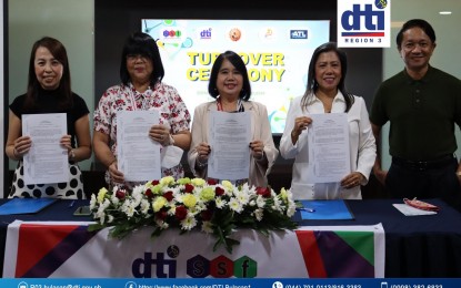 <p><strong>SHARED SERVICE FACILITY.</strong> Brigida Pili (center), regional director of the Department of Trade and Industry (DTI), and DTI Assistant Regional Director Edna Dizon (second from left) together with the officials of the Bulacan State University (BulSU) during the formal turnover of the shared service facility (SSF) to the academic institution in Malolos City, Bulacan on Wednesday (June 14, 2023). The SSF project on food processing and food testing was launched in 2016 to assist more micro, small and medium enterprises in their need for research and laboratory analysis. <em>(Photo courtesy of DTI-Bulacan)</em></p>