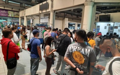 <p>WAITING. Passengers are still waiting for the resumption of MRT operation sat the Shaw Blvd. station nearly an hour after a magnitude 6.2 earthquake struck Calatagan in Batangas and other parts of the National Capital Region (NCR).</p>