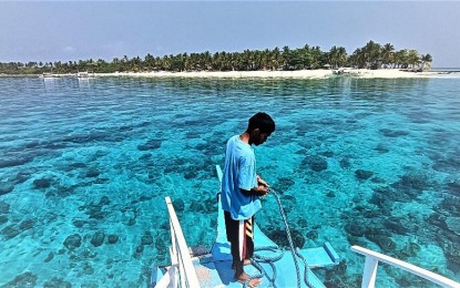 <p><strong>TOURIST HAVEN.</strong> The view approaching Kalanggaman Island in Palompon, Leyte. The destination is one of the sites that will be showcased at the Central Philippines Tourism Expo at the Iloilo Convention Center on June 16 to 18. <em>(PNA photo by Roel Amazona)</em></p>