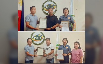 <p><strong>DRUG-CLEARED.</strong> Philippine Drug Enforcement Agency-Negros Oriental provincial chief Elmer Ebona (left) awards the "Drug-Cleared Certificate" to barangay captains of Malalangsi and Sta. Agueda in Pamplona town on Wednesday (June 14, 2023). This brings to 267 the total number of drug-cleared barangays in Negros Oriental. <em>(Photos courtesy of PDEA-Negros Oriental)</em></p>