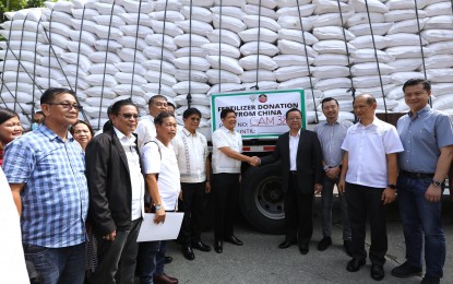 <p><strong>CHINESE DONATION.</strong> President Ferdinand R. Marcos Jr. receives the urea fertilizers from Chinese Ambassador to the Philippines Huang Xilian in a turnover ceremony at the National Food Authority warehouse in Malanday, Valenzuela City on Friday (June 16, 2023). The China-donated fertilizers worth Renminbi (RMB) 100 million (PHP782.68 million) are part of the grant provided in the Agreement on Economic and Technical Cooperation between the Philippine and Chinese governments on April 25, 2019. <em>(PNA photo by Rey Baniquet)</em></p>