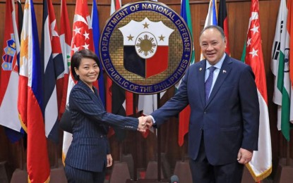 <p><strong>PH, SINGAPORE TIE UP</strong>. Defense Secretary Gilberto C. Teodoro Jr. (right) and Singaporean Ambassador to the Philippines See Sin Yuan reaffirm their commitment to the Arrangement on the Assignment of a Team to the Regional Counter-Terrorism Information Facility in Singapore, during a meeting at the defense department’s main office in Camp Aguinaldo, Quezon City on June 13, 2023. Teodoro said the Arrangement is a significant step toward enhancing the bilateral defense cooperation between the Philippines and Singapore. <em>(Photo courtesy of DND)</em> </p>