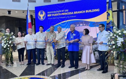 <p><strong>WIDER PRESENCE</strong>. Bangko Sentral ng Pilipinas Governor Felipe Medalla, Palawan Gov. Victorino Dennis Socrates and Puerto Princesa Mayor Lucilo Baylon inaugurate the central bank’s newest branch in Puerto Princesa City, Palawan on Thursday (June 15, 2023). Aside from improving banking oversight, the new office also aims to help spread financial literacy in Mimaropa Region. <em>(PNA photo by Izza Reynoso)</em></p>