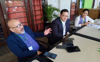 <p><strong>SEC ROADSHOW</strong>. Officials of the Securities and Exchange Commission led by Commissioner Kelvin Lester Lee (center) brief the local media about the roadshow on capital formation for micro, small and medium enterprises and start-up companies at L’ Fisher Chalet in Bacolod City on Friday (June 16, 2023). He is joined by Director Vicente Graciano Felizmenio Jr. (left) and Director II Annabelle Corral-Respall of the SEC-Bacolod Extension Bacolod.<em> (PNA photo by Nanette L. Guadalquiver)</em></p>
