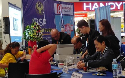 <p><strong>UNFIT MONEY.</strong> Bangko Sentral ng Pilipinas (BSP) exchanging old unfit and mutilated currency during a caravan in Tacloban City on Friday (June 16, 2023). The activity is part of BSP's effort to preserve the country’s currency integrity. <em>(PNA photo by Ading Riodeque, OJT)</em></p>