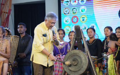 <p><strong>PALAWAN'S CULTURE</strong>. Palawan Gov. Victorino Dennis Socrates pounds on the gong, signaling the start of the Baragatan Festival, on Friday (June 16, 2023). This is a month-long event that celebrates Palawan’s rich culture and interesting traditions. <em>(Photo by Izza Reynoso)</em></p>
