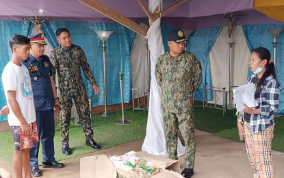 <p><strong>ASSISTANCE</strong>. Col. Leo Pamittan (4th from left), Negros Occidental Police Provincial Office director, turns over assistance to relatives of the slain Fausto family during the wake on Friday (June 16, 2023). A couple and their two minor sons were gunned down at their home in Sitio Kangkiling, Barangay Buenavista on Wednesday night (June 14). (<em>Photo courtesy of Himamaylan Component City Police Station)</em></p>