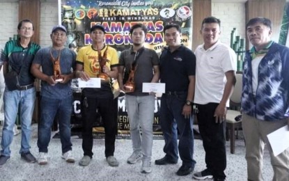<p><strong>CHESS CHAMPION</strong>. John Gerald Acedo of Davao City (3rd from left) ruled the 9th Kamatyas FIDE Rated Rapid Chess Invitational tournament at the Ace Center Point in Koronadal City, South Cotabato on June 17, 2023. From left are Joselito Dormitorio, Jayson Salubre (2nd runner-up), John Christian Lesaca (3rd), IM Roderick Nava, Mark John Centillo and International Arbiter Ricky Navalta. <em>(Contributed photo)</em></p>
