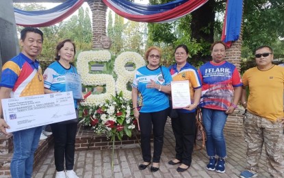 <p><strong>OUTSTANDING PEACEMAKERS.</strong> Officials of Barangay San Lorenzo in Laoag City receive their award as outstanding peacemakers in front of the City Hall on June 19, 2023.  The award comes with a PHP25,000 cash incentive from the city government. (<em>Contributed photo</em>)</p>