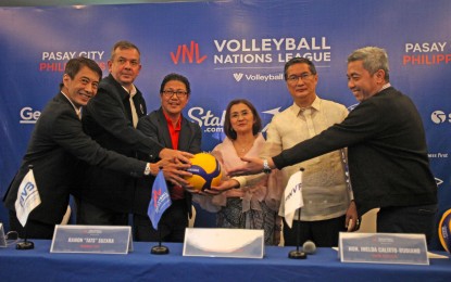 <p><strong>BIG VOLLEYBALL LEAGUE</strong>. Philippine National Volleyball Federation president Ramon "Tats" Suzara (third from left) with guests during the official launching of the 2023 men's Volleyball Nations League (VNL) at the Diamond Hotel on Monday (June 19, 2023). From left are Diamond Hotel Rooms Division Manager George Reynoso, Philippine Sports Commission (PSC) Chairman Richard Bachmann, Pasay City Mayor Imelda Calixto-Rubiano, Senior Deputy Executive Secretary Hubert Guevara and SM Mall of Asia Arena General Manager, Senior Vice President and Business Unit Head Arnel Gonzales. <em>(PNA photo by Jean Malanum)</em></p>